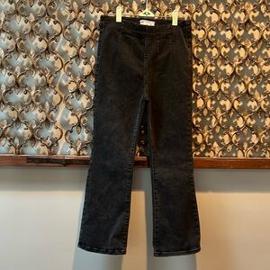 Free People black jeans. Elastic waist. Pull on. Machine wash. Cropped